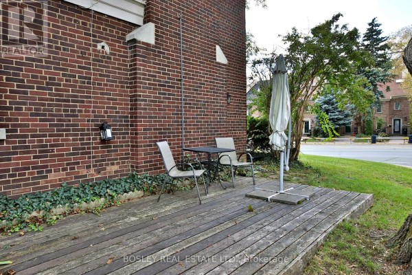 Living room - 1393 Avenue Road, Toronto, ON M5N2H3 Photo 3