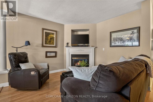 Living room - 14 - 2871 Darien Road, Burlington, ON L7M4R6 Photo 3