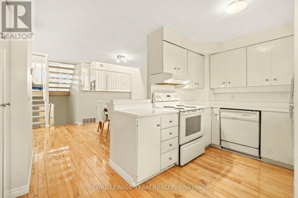 Living room - 14 - 290 Cathcart Street, Ottawa, ON K1N5C4 Photo 5