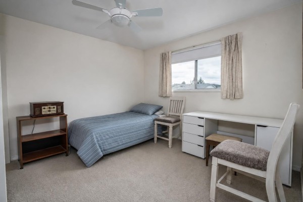 Second bedroom with single bed, desk, chair, and ceiling fan. - 14 32165 7th Avenue, Mission