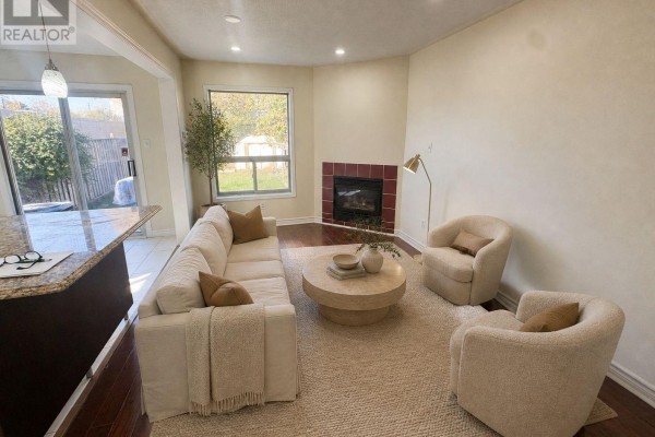 Living room - 14 Acme Crescent, Toronto, ON M9R3B8 Photo 3