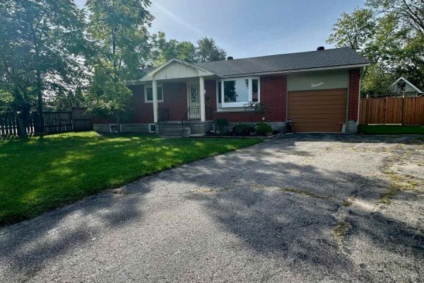 Front exterior of a brick bungalow with a detached garage and a large front lawn. - 14 Brock Crescent, Collingwood