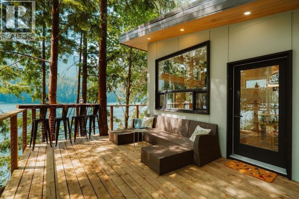 14 E Croker Island, North Vancouver, BC V0V0V0 Photo 3