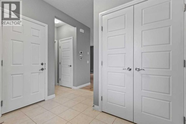 Foyer - 14 Kingfisher Crescent Se, Airdrie, AB T4A0X5 Photo 4