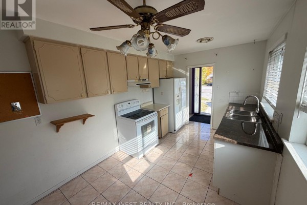 Primary Bedroom - 14 Melpham Court, Toronto, ON M9V2H3 Photo 4