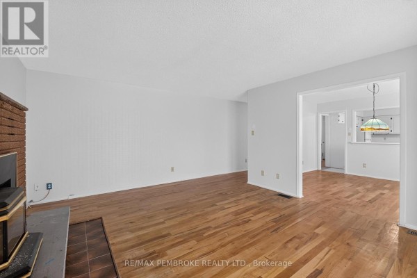 Living room - 14 Roy Street, Petawawa, ON K8H3A6 Photo 5