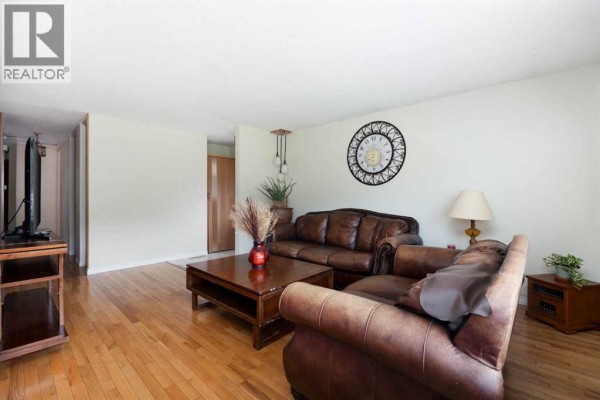 Dining room - 14 Saunderson Avenue, Fort Mcmurray, AB T9H1N2 Photo 5