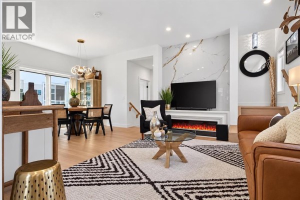 Living room - 140 25 Avenue Ne, Calgary, AB T2E1X8 Photo 4