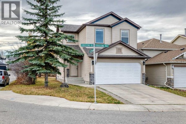 Kitchen - 140 Everstone Way Sw, Calgary, AB T2Y4J8 Photo 2