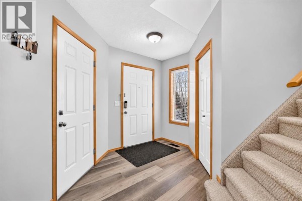 2pc Bathroom - 140 Everstone Way Sw, Calgary, AB T2Y4J8 Photo 3