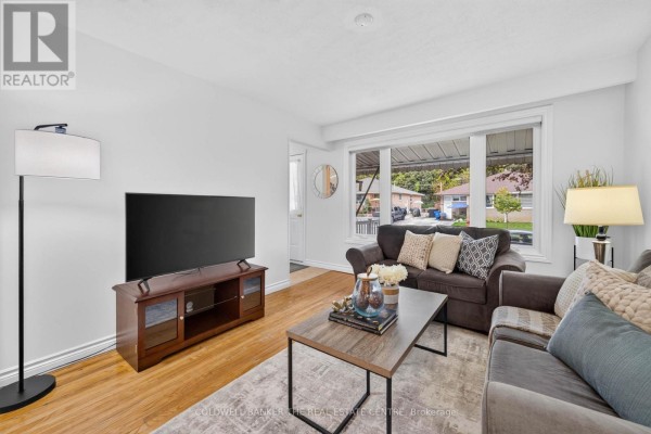 Living room - 140 Willow Lane, Newmarket, ON L3Y4J3 Photo 3