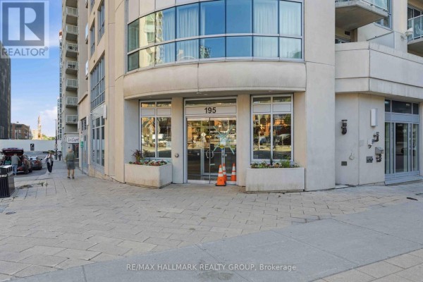 Exterior view of the tall apartment building on a sunny day. - 1402 - 195 Besserer Street, Ottawa