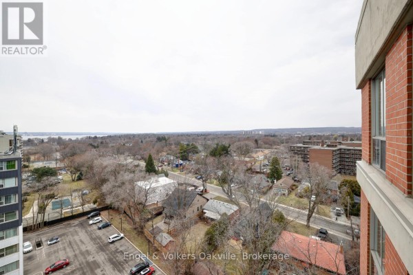 Aerial view of neighborhood with pool and cityscape - 1402 - 442 Maple Avenue Burlington