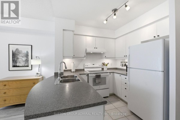 Kitchen - 1403 - 5500 Yonge Street, Toronto, ON M2N7L1 Photo 3
