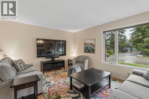 Living room - 1403 104 Avenue Sw, Calgary, AB T2W0A7 Photo 3