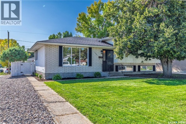 1403 Hochelaga Street W, Moose Jaw