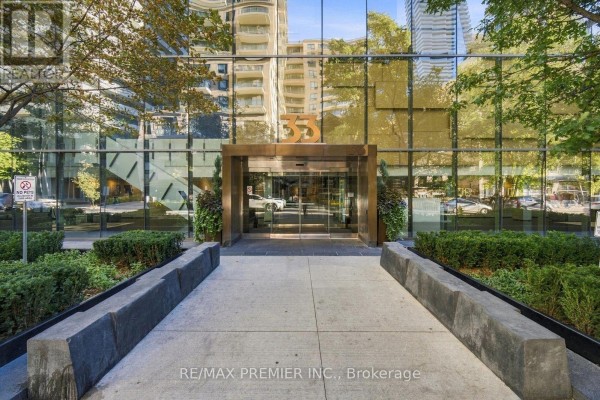 Kitchen - 1405 - 33 Charles Street, Toronto, ON M4Y0A2 Photo 3