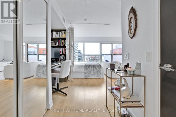 Living room - 1406 - 87 Peter Street, Toronto, ON M5V0P1 Photo 2