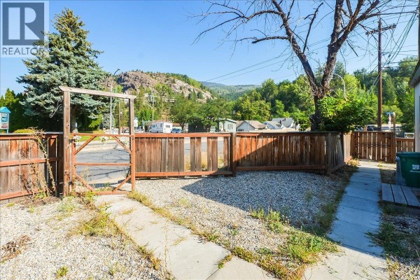 Kitchen - 1406 Fourth Avenue, Trail, BC V1R1S5 Photo 4