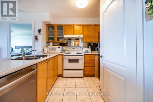 Kitchen - 1407 - 188 Doris Avenue, Toronto, ON M2N6Z5 Photo 3