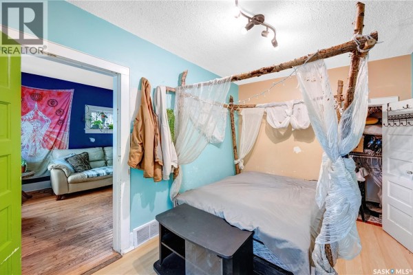 4pc Bathroom - 1407 C Avenue N, Saskatoon, SK S7L1K9 Photo 5