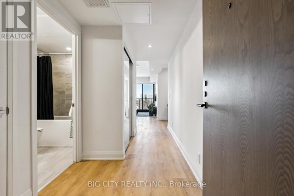 Living room - 1409 - 36 Brentcliffe Road, Toronto, ON M4G0E1 Photo 3