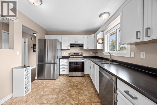 Dining room - 1409 Springfield Road, Kelowna, BC V1Y5V2 Photo 5