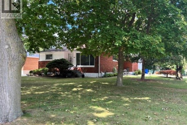 Family room/Fireplace - 141 Ellis Street, Chatham, ON N7L2L9 Photo 3