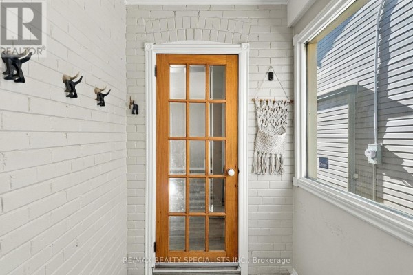 Dining room - 141 Lake Crescent, Toronto, ON M8V1W2 Photo 4