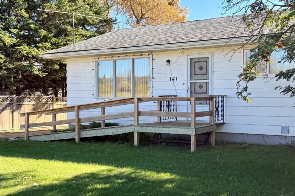 Living room - 141 Railway Avenue, Norquay, SK S0A2V0 Photo 3