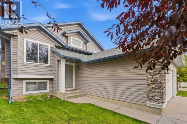 4pc Bathroom - 141 Thornfield Close Se, Airdrie, AB T4A2K8 Photo 2