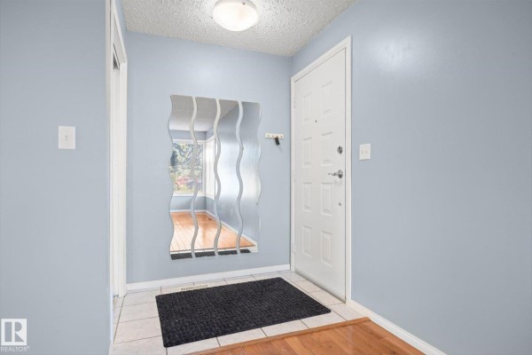Family room - 14107 114 St Nw, Edmonton, AB T5X1R6 Photo 4