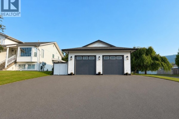 Kitchen - 1411 Driftwood Crescent, Smithers, BC V0J2N0 Photo 3