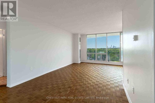 Kitchen - 1412 - 150 Lakeshore Road W, Mississauga, ON L5H3R2 Photo 2
