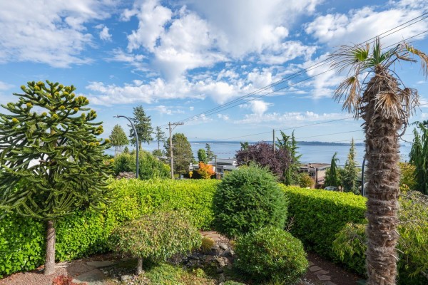 14139 Marine Drive, White Rock, BC V4B1A6 Photo 2