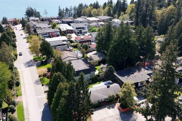 14150 Blackburn Avenue, White Rock, BC V4B2Z7 Photo 3