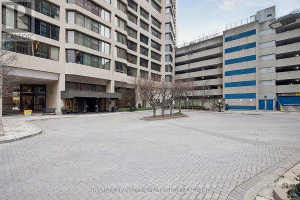 Bedroom - 1418 - 55 Harbour Square, Toronto, ON M5J2L1 Photo 4
