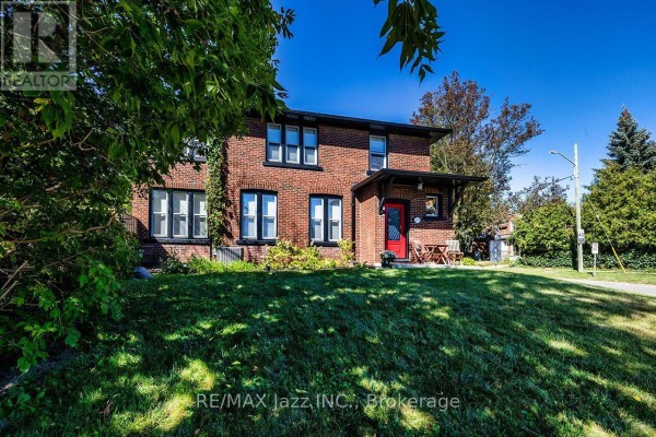Living room - 142 Adelaide Avenue W, Oshawa, ON L1G1Y8 Photo 2
