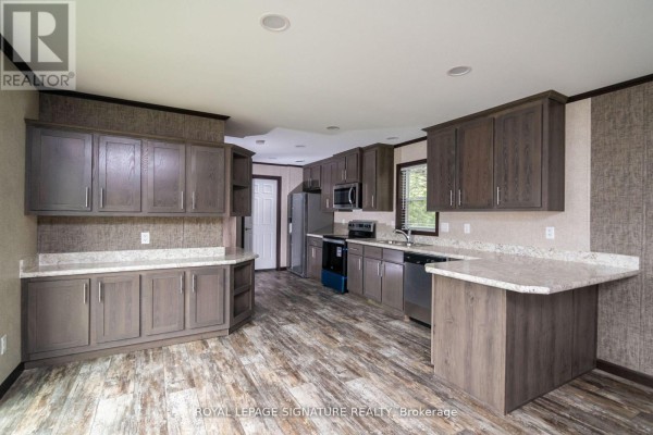 Primary Bedroom - 142 Regency Drive, Chatham Kent, ON N7L4E4 Photo 4