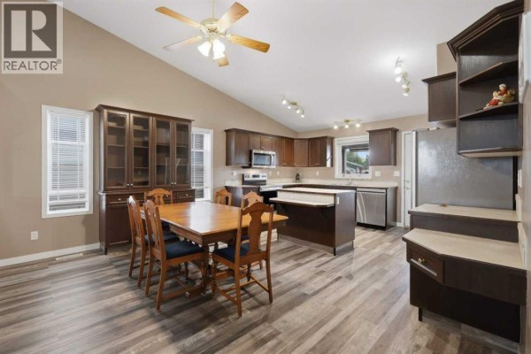 4pc Bathroom - 142 Robinson, Penhold, AB T0M1R0 Photo 2