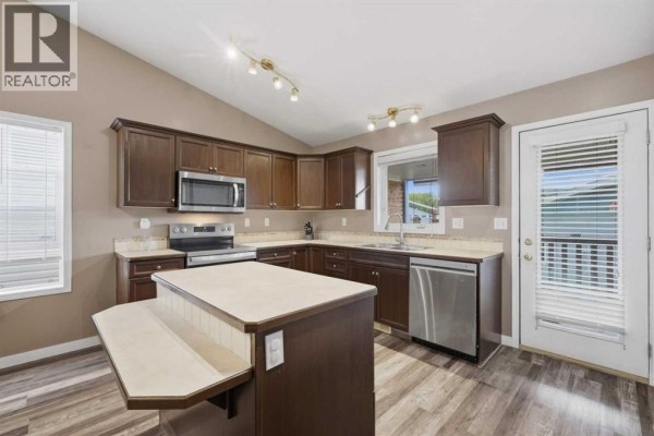Kitchen - 142 Robinson, Penhold, AB T0M1R0 Photo 5
