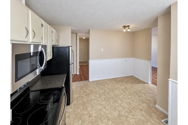 Family room - 14212 114 St Nw, Edmonton, AB T5X3Z8 Photo 4