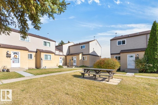 Kitchen - 14215 23 St Nw, Edmonton, AB T5Y1N1 Photo 3