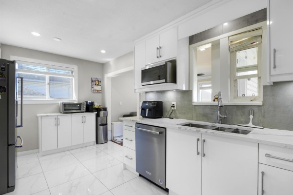 14217 67 Avenue, Surrey, BC V3W0P5 Photo 4