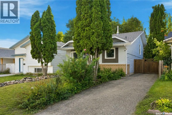 Living room - 1423 Junor Avenue, Saskatoon, SK S7L6T7 Photo 3