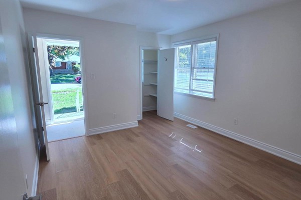 143 Elgin Crescent, Waterloo, ON N2J2S5 Photo 5