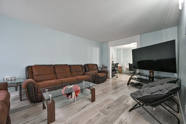 14346 68b Avenue, Surrey, BC V3W8X1 Photo 3
