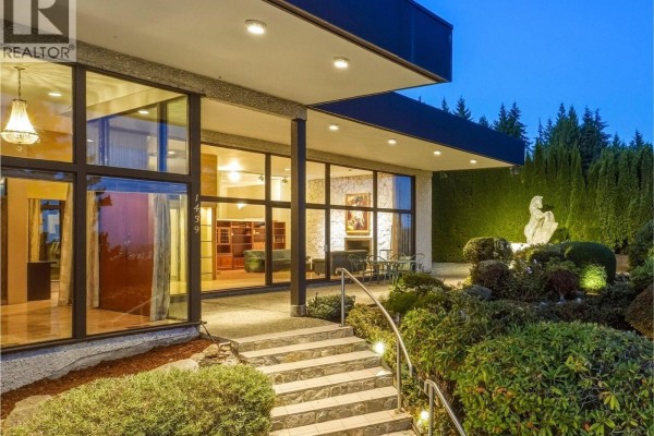 1439 Sandhurst Place, West Vancouver, BC V7X2P4 Photo 3