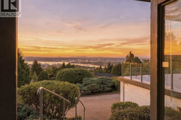 1439 Sandhurst Place, West Vancouver, BC V7X2P4 Photo 5