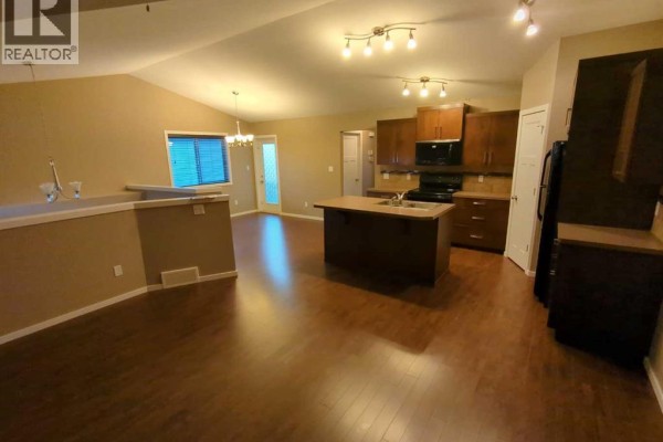 4pc Bathroom - 144 Mt Sundial Court W, Lethbridge, AB T1J5C3 Photo 5